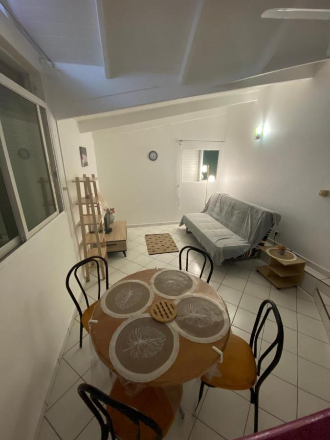 Appartements: Plage & Commerces A 200M Sainte-Anne  Buitenkant foto
