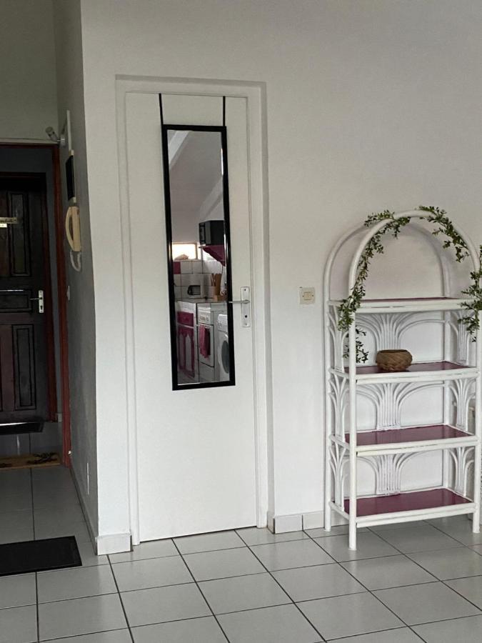 Appartements: Plage & Commerces A 200M Sainte-Anne  Buitenkant foto