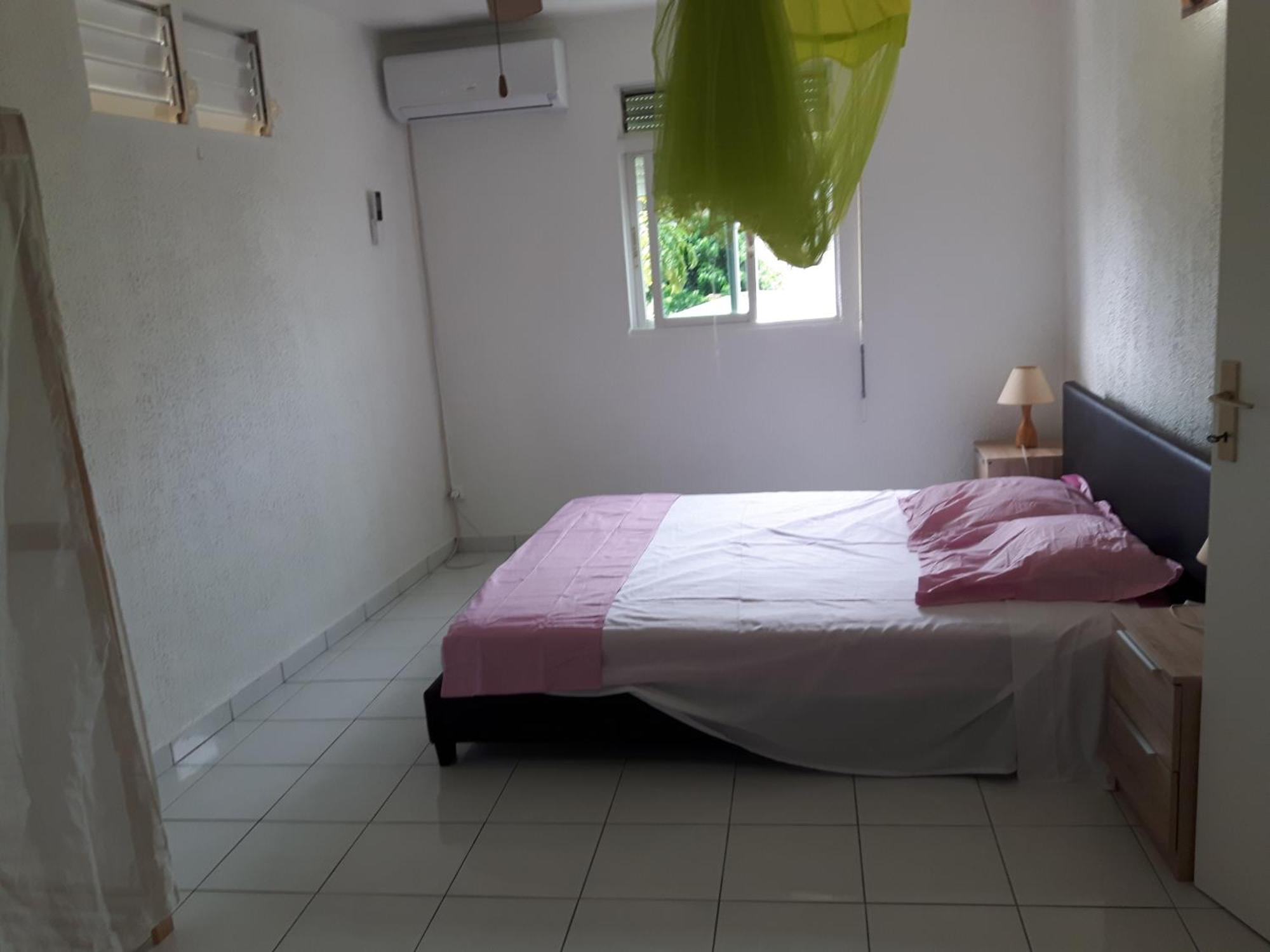 Appartements: Plage & Commerces A 200M Sainte-Anne  Buitenkant foto